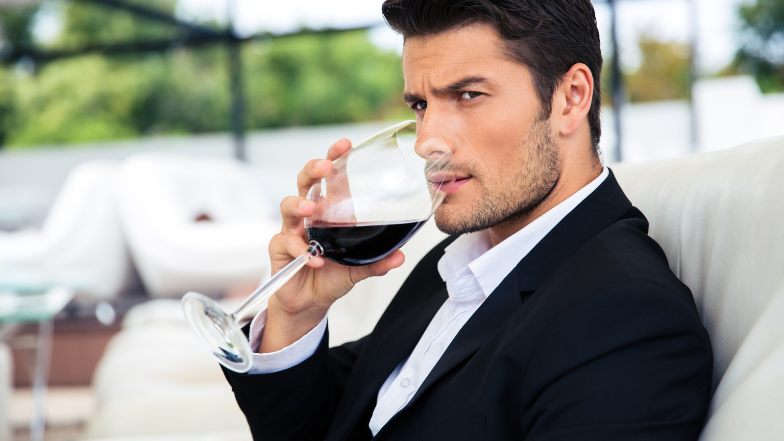 Муж вине. Мужчина в ресторане. Люди пьют вино. Человек с бокалом вина. Мужчина пьет вино в ресторане.